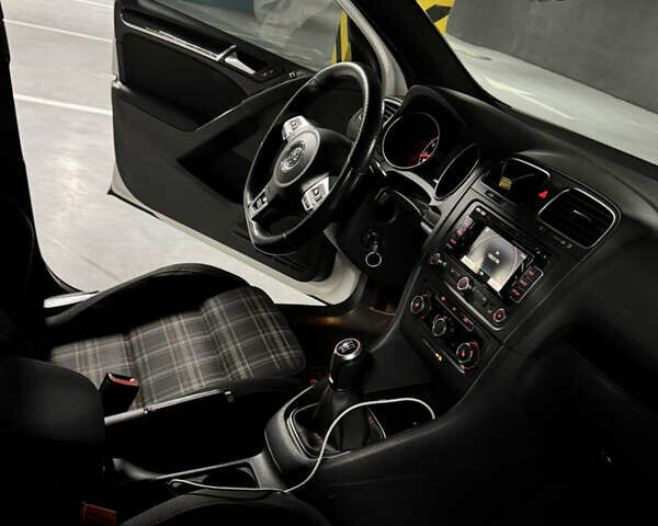 Белый Фольксваген Гольф ГТИ, объемом двигателя 1.98 л и пробегом 259 тыс. км за 8888 $, фото 18 на Automoto.ua