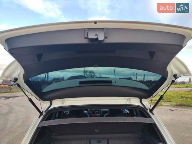 Білий Фольксваген Гольф ГТІ, об'ємом двигуна 1.98 л та пробігом 270 тис. км за 8600 $, фото 13 на Automoto.ua