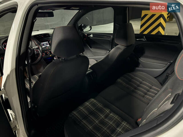 Белый Фольксваген Гольф ГТИ, объемом двигателя 1.98 л и пробегом 259 тыс. км за 8888 $, фото 16 на Automoto.ua