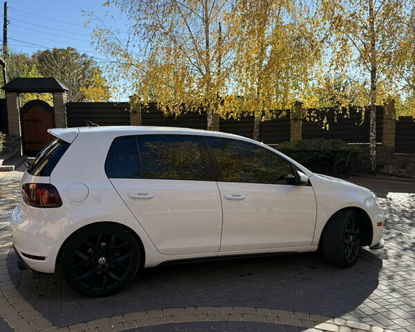 Фольксваген Гольф ГТИ 2013 в Жмеренке на Automoto.ua Белый Фольксваген Гольф ГТИ, объемом двигателя 2 л и пробегом 261 тыс. км за 11000 $, фото 3 на Automoto.ua