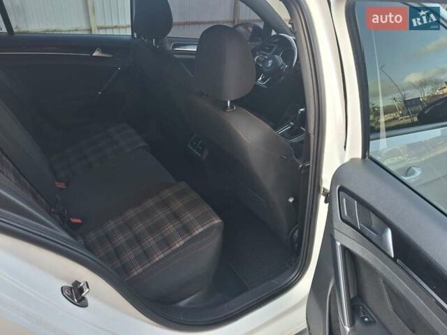 Белый Фольксваген Гольф ГТИ, объемом двигателя 1.98 л и пробегом 175 тыс. км за 14300 $, фото 33 на Automoto.ua