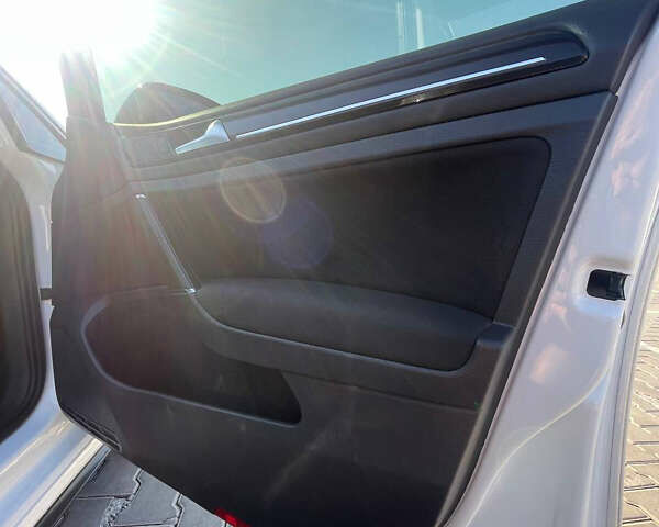 Белый Фольксваген Гольф ГТИ, объемом двигателя 1.98 л и пробегом 75 тыс. км за 15000 $, фото 5 на Automoto.ua