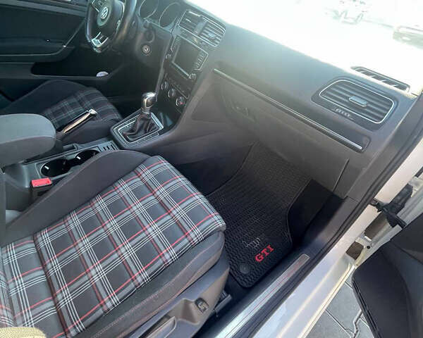 Белый Фольксваген Гольф ГТИ, объемом двигателя 1.98 л и пробегом 75 тыс. км за 15000 $, фото 4 на Automoto.ua