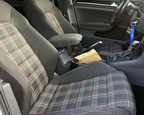 Белый Фольксваген Гольф ГТИ, объемом двигателя 1.98 л и пробегом 186 тыс. км за 13000 $, фото 8 на Automoto.ua