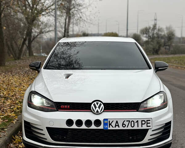 Белый Фольксваген Гольф ГТИ, объемом двигателя 2 л и пробегом 175 тыс. км за 13999 $, фото 1 на Automoto.ua
