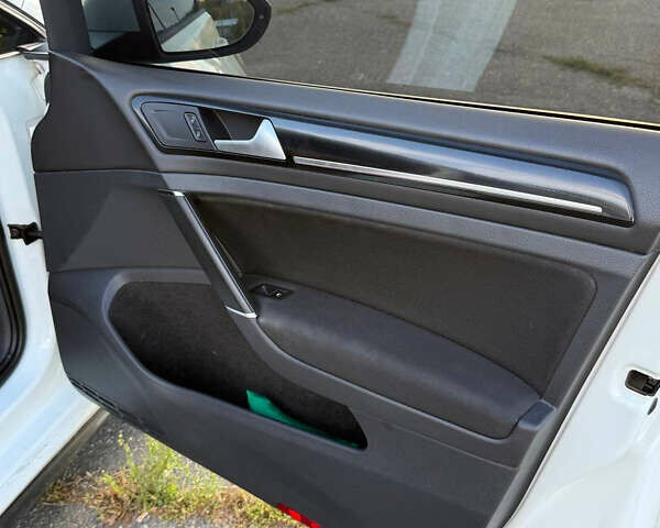 Белый Фольксваген Гольф ГТИ, объемом двигателя 1.98 л и пробегом 186 тыс. км за 13000 $, фото 9 на Automoto.ua