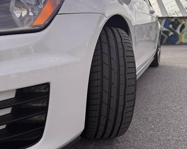 Білий Фольксваген Гольф ГТІ, об'ємом двигуна 1.98 л та пробігом 105 тис. км за 15000 $, фото 7 на Automoto.ua