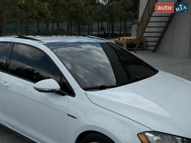 Белый Фольксваген Гольф ГТИ, объемом двигателя 2 л и пробегом 188 тыс. км за 9750 $, фото 9 на Automoto.ua