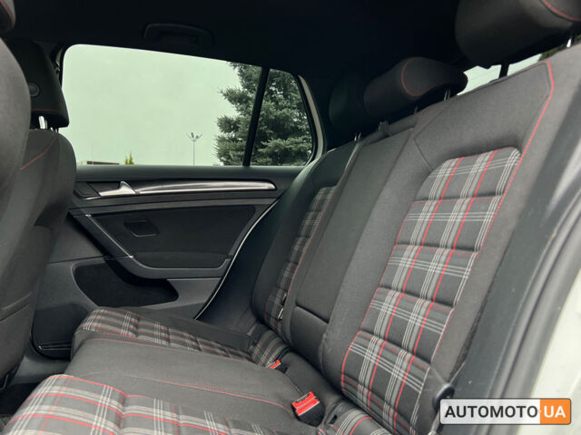 Белый Фольксваген Гольф ГТИ, объемом двигателя 2 л и пробегом 65 тыс. км за 14600 $, фото 9 на Automoto.ua