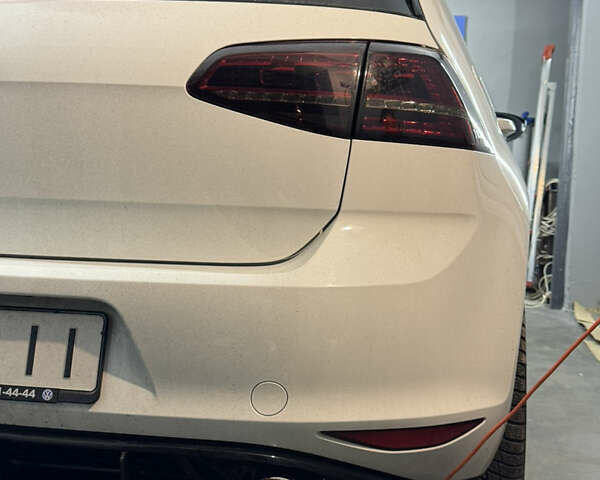 Белый Фольксваген Гольф ГТИ, объемом двигателя 2 л и пробегом 137 тыс. км за 17500 $, фото 14 на Automoto.ua