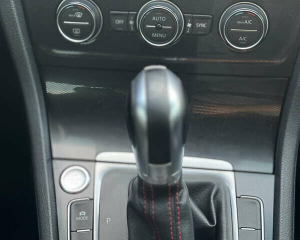 Белый Фольксваген Гольф ГТИ, объемом двигателя 2 л и пробегом 171 тыс. км за 13500 $, фото 17 на Automoto.ua