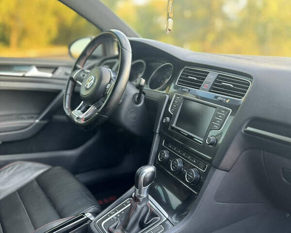 Белый Фольксваген Гольф ГТИ, объемом двигателя 2 л и пробегом 171 тыс. км за 13500 $, фото 22 на Automoto.ua