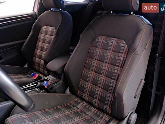 Белый Фольксваген Гольф ГТИ, объемом двигателя 2 л и пробегом 194 тыс. км за 11900 $, фото 31 на Automoto.ua