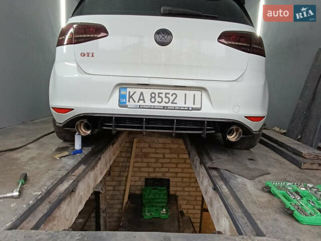 Белый Фольксваген Гольф ГТИ, объемом двигателя 2 л и пробегом 137 тыс. км за 17500 $, фото 13 на Automoto.ua