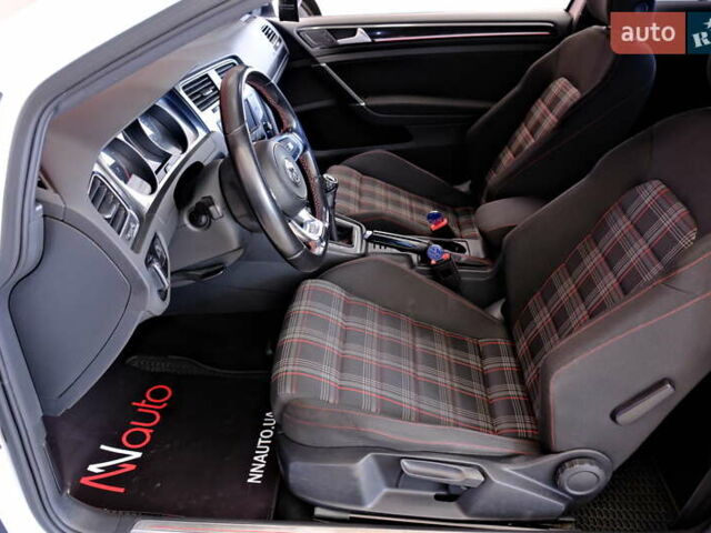 Белый Фольксваген Гольф ГТИ, объемом двигателя 2 л и пробегом 194 тыс. км за 11900 $, фото 29 на Automoto.ua