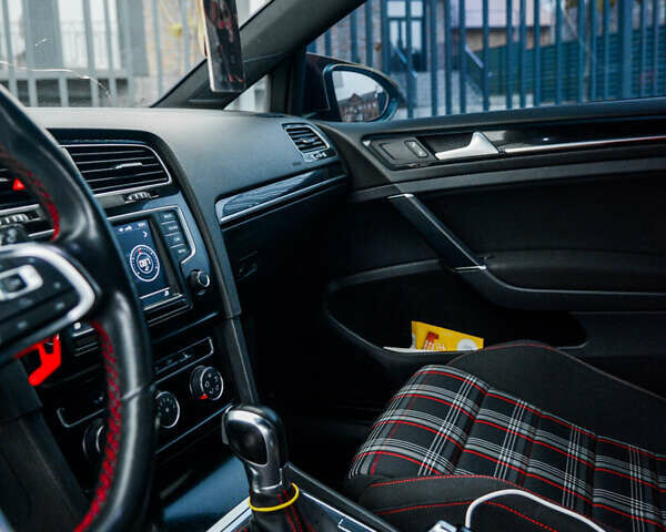 Белый Фольксваген Гольф ГТИ, объемом двигателя 1.98 л и пробегом 104 тыс. км за 13900 $, фото 20 на Automoto.ua