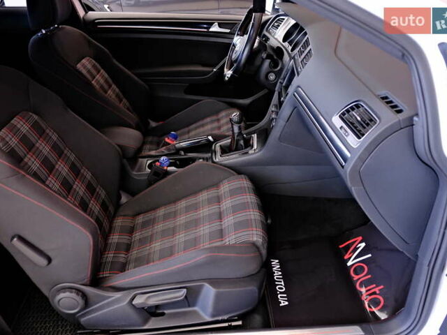 Белый Фольксваген Гольф ГТИ, объемом двигателя 2 л и пробегом 194 тыс. км за 11900 $, фото 35 на Automoto.ua