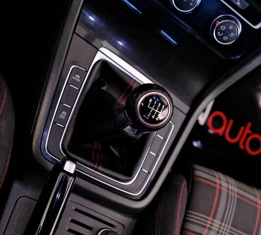 Белый Фольксваген Гольф ГТИ, объемом двигателя 2 л и пробегом 194 тыс. км за 11900 $, фото 20 на Automoto.ua