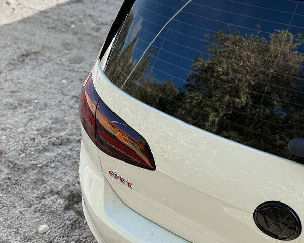 Белый Фольксваген Гольф ГТИ, объемом двигателя 2 л и пробегом 137 тыс. км за 17500 $, фото 7 на Automoto.ua