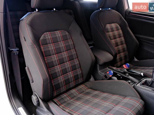 Белый Фольксваген Гольф ГТИ, объемом двигателя 2 л и пробегом 194 тыс. км за 11900 $, фото 37 на Automoto.ua