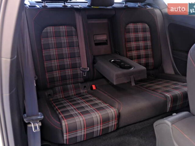 Белый Фольксваген Гольф ГТИ, объемом двигателя 2 л и пробегом 194 тыс. км за 11900 $, фото 33 на Automoto.ua