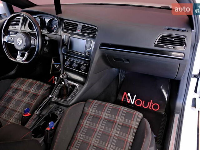 Белый Фольксваген Гольф ГТИ, объемом двигателя 2 л и пробегом 194 тыс. км за 11900 $, фото 36 на Automoto.ua