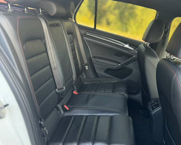 Белый Фольксваген Гольф ГТИ, объемом двигателя 2 л и пробегом 171 тыс. км за 13500 $, фото 18 на Automoto.ua