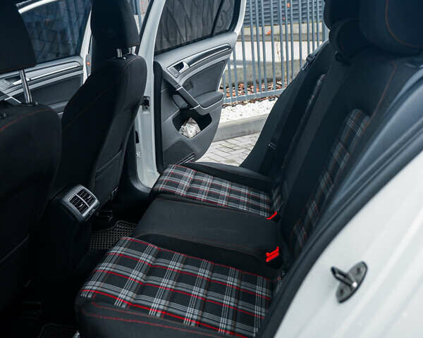 Белый Фольксваген Гольф ГТИ, объемом двигателя 1.98 л и пробегом 104 тыс. км за 13900 $, фото 21 на Automoto.ua