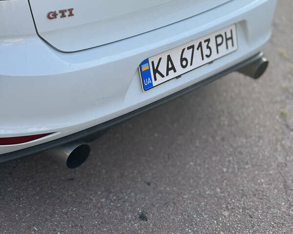 Белый Фольксваген Гольф ГТИ, объемом двигателя 2 л и пробегом 171 тыс. км за 13500 $, фото 6 на Automoto.ua