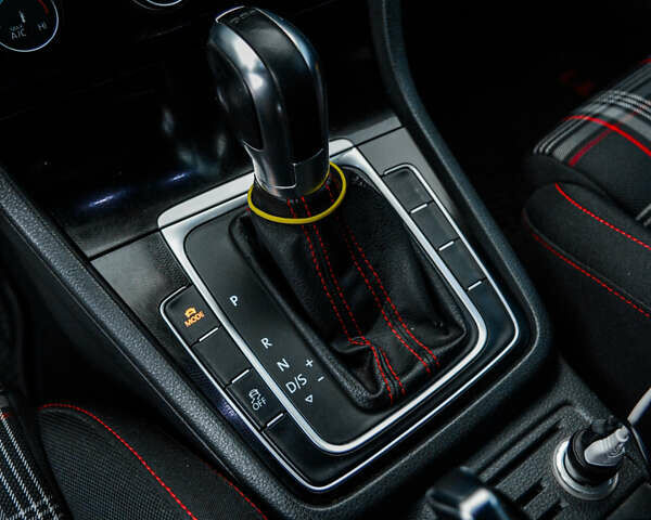 Белый Фольксваген Гольф ГТИ, объемом двигателя 1.98 л и пробегом 104 тыс. км за 13900 $, фото 18 на Automoto.ua