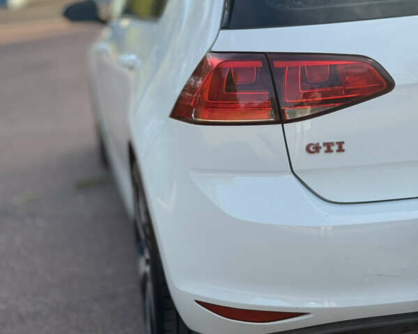Белый Фольксваген Гольф ГТИ, объемом двигателя 2 л и пробегом 171 тыс. км за 13500 $, фото 7 на Automoto.ua