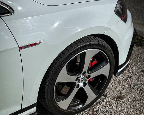 Белый Фольксваген Гольф ГТИ, объемом двигателя 2 л и пробегом 137 тыс. км за 17500 $, фото 6 на Automoto.ua