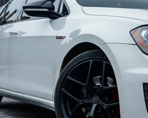 Белый Фольксваген Гольф ГТИ, объемом двигателя 1.98 л и пробегом 104 тыс. км за 13900 $, фото 3 на Automoto.ua