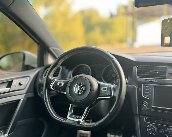 Белый Фольксваген Гольф ГТИ, объемом двигателя 2 л и пробегом 171 тыс. км за 13500 $, фото 16 на Automoto.ua