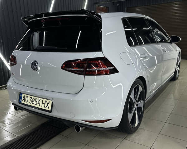 Белый Фольксваген Гольф ГТИ, объемом двигателя 1.98 л и пробегом 140 тыс. км за 15000 $, фото 4 на Automoto.ua