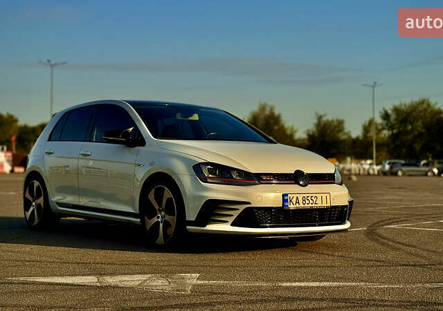 Белый Фольксваген Гольф ГТИ, объемом двигателя 2 л и пробегом 137 тыс. км за 17500 $, фото 10 на Automoto.ua