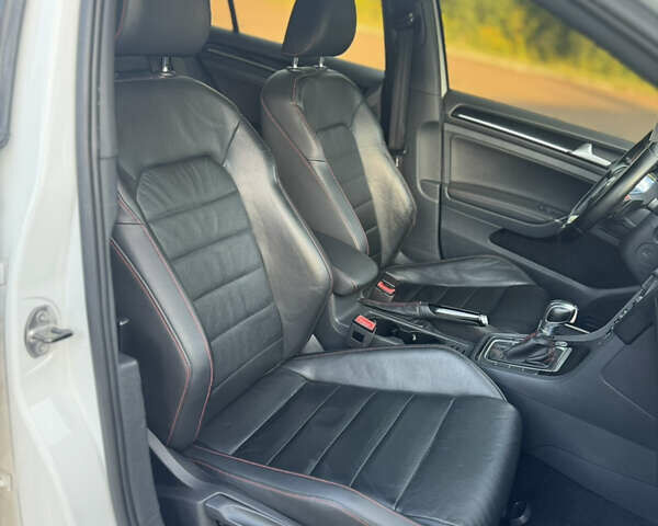 Белый Фольксваген Гольф ГТИ, объемом двигателя 2 л и пробегом 171 тыс. км за 13500 $, фото 20 на Automoto.ua