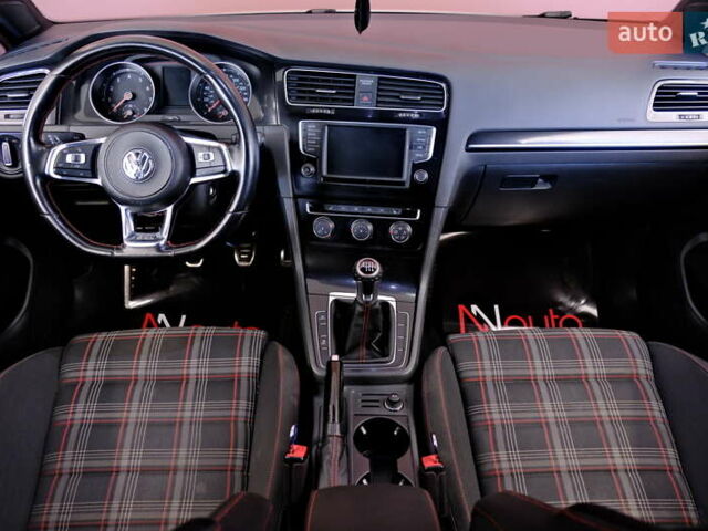 Белый Фольксваген Гольф ГТИ, объемом двигателя 2 л и пробегом 194 тыс. км за 11900 $, фото 38 на Automoto.ua