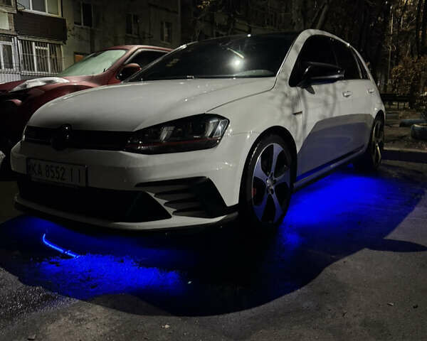 Белый Фольксваген Гольф ГТИ, объемом двигателя 2 л и пробегом 137 тыс. км за 17500 $, фото 16 на Automoto.ua