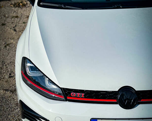 Белый Фольксваген Гольф ГТИ, объемом двигателя 2 л и пробегом 137 тыс. км за 17500 $, фото 1 на Automoto.ua