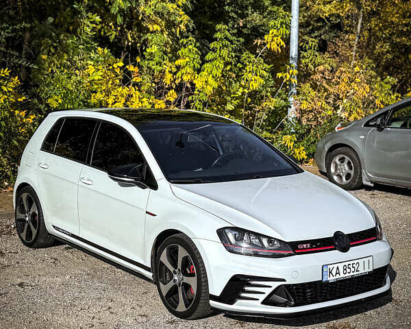 Белый Фольксваген Гольф ГТИ, объемом двигателя 2 л и пробегом 137 тыс. км за 17500 $, фото 2 на Automoto.ua