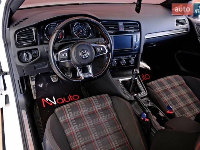 Белый Фольксваген Гольф ГТИ, объемом двигателя 2 л и пробегом 194 тыс. км за 11900 $, фото 30 на Automoto.ua