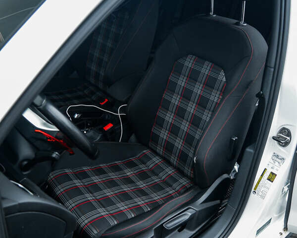 Белый Фольксваген Гольф ГТИ, объемом двигателя 1.98 л и пробегом 104 тыс. км за 13900 $, фото 19 на Automoto.ua