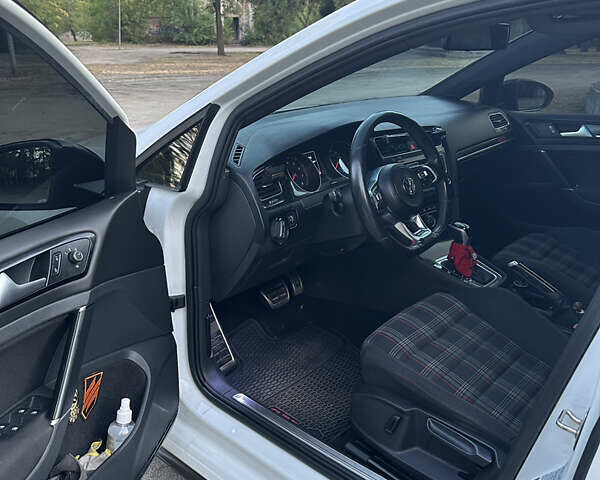 Білий Фольксваген Гольф ГТІ, об'ємом двигуна 1.98 л та пробігом 57 тис. км за 17500 $, фото 12 на Automoto.ua