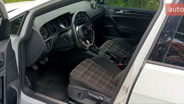 Белый Фольксваген Гольф ГТИ, объемом двигателя 1.98 л и пробегом 91 тыс. км за 15200 $, фото 18 на Automoto.ua