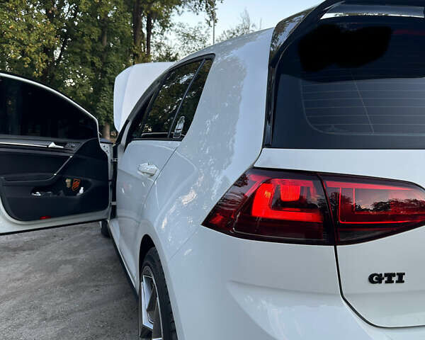 Білий Фольксваген Гольф ГТІ, об'ємом двигуна 1.98 л та пробігом 57 тис. км за 17500 $, фото 10 на Automoto.ua