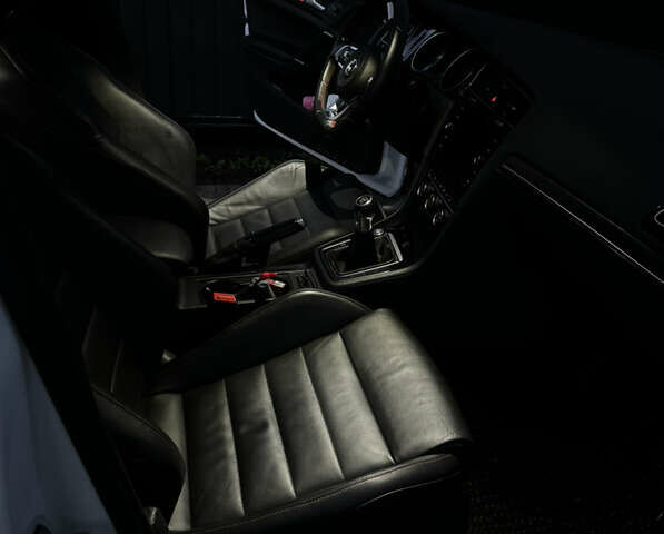 Білий Фольксваген Гольф ГТІ, об'ємом двигуна 1.98 л та пробігом 65 тис. км за 25000 $, фото 2 на Automoto.ua