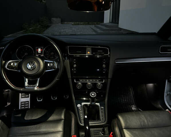 Білий Фольксваген Гольф ГТІ, об'ємом двигуна 1.98 л та пробігом 65 тис. км за 25000 $, фото 4 на Automoto.ua