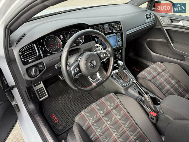 Белый Фольксваген Гольф ГТИ, объемом двигателя 1.98 л и пробегом 88 тыс. км за 18400 $, фото 12 на Automoto.ua