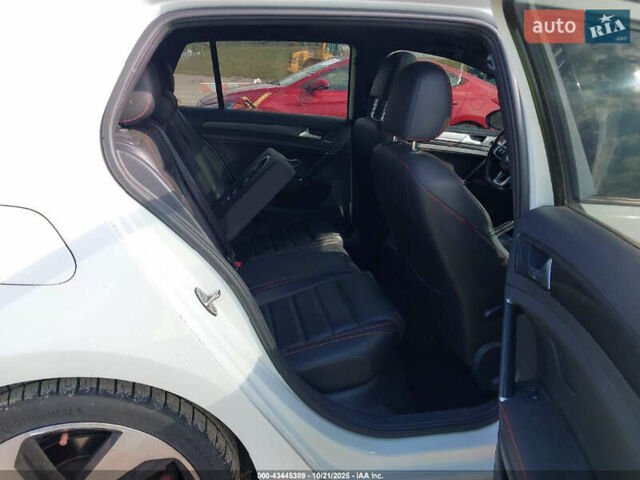 Белый Фольксваген Гольф ГТИ, объемом двигателя 2 л и пробегом 131 тыс. км за 4900 $, фото 10 на Automoto.ua